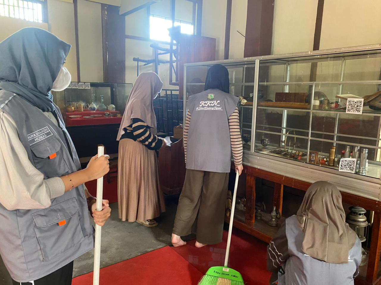 Mahasiswa KKN Unand di Toboh Gadang Gotong Royong dan Terjemahkan Koleksi Museum Nagari Dr. Sawirman